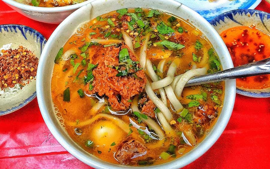 Nước dùng của bánh canh được hầm và nêm nếm vừa ăn