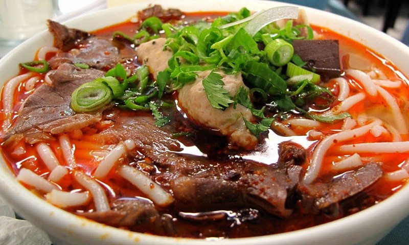 Bún bò Thiên Trang hấp dẫn bởi nước dùng hầm xương đậm đà, hấp dẫn