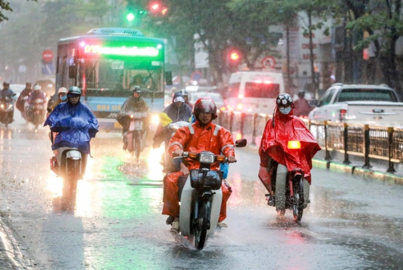 Hà Nội tiếp tục chịu ảnh hưởng của bão số 2 gây mưa lớn kéo dài, nhiều nơi bị ngập