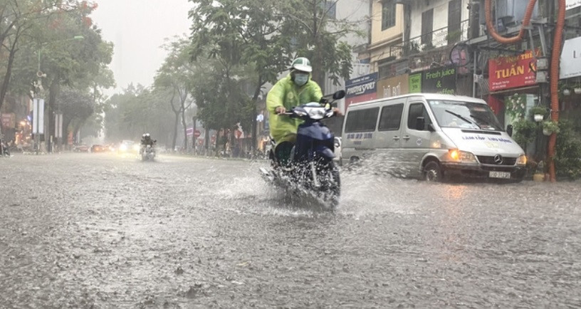 Hà Nội có mưa lớn do chịu ảnh hưởng của cơn bão số 2