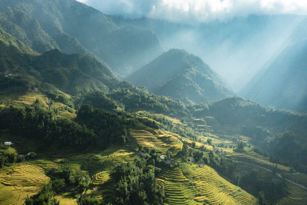 Tác phẩm ca ngợi những người lao động thầm lặng, tiêu biểu là nhân vật anh thanh niên làm công tác khí tượng trên đỉnh núi cao